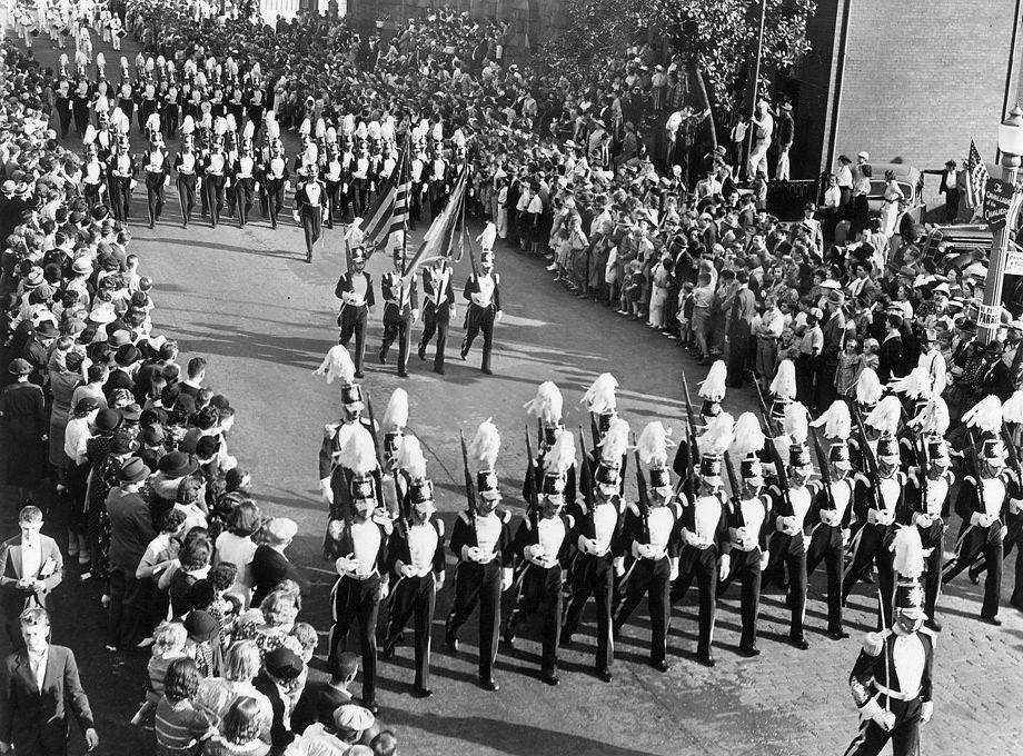 Richmond continued celebrating the city’s bicentennial with a parade featuring the Richmond Light Infantry Blues as well as 30 floats, 18 bands and 2,000 participants, 1937.