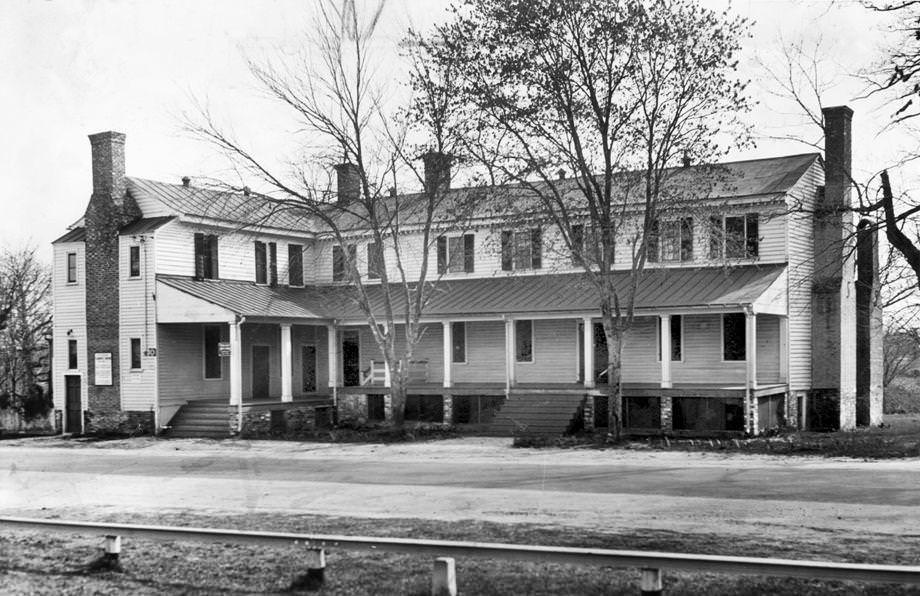 The historic Hanover Tavern, which dates to the 1730s and offered refuge for weary travelers doing business at the historic courthouse nearby, 1935.