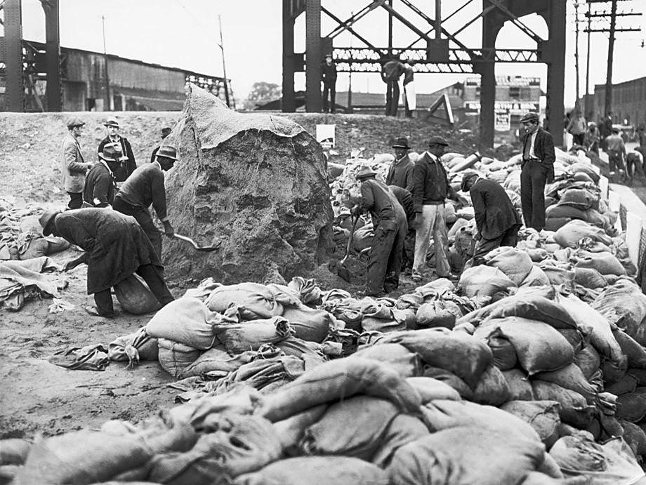 Workers with the Works Progress Administration frantically erected riverfront dikes to protect Richmond from flooding, 1937.