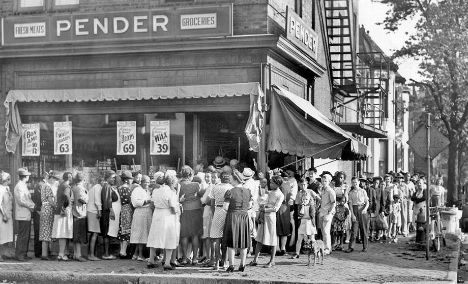 A crowd gathered outside a Richmond grocery store on a day that hard-to-get items were available, 1946.