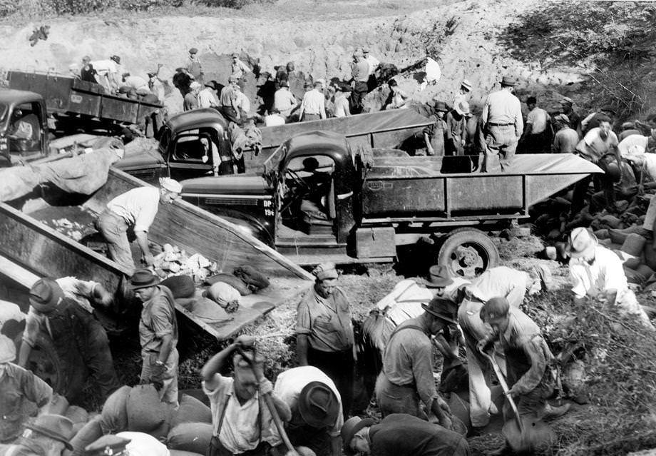 Richmond city employees hurriedly made preparations for a James River flood by filling and loading sandbags, 1944.