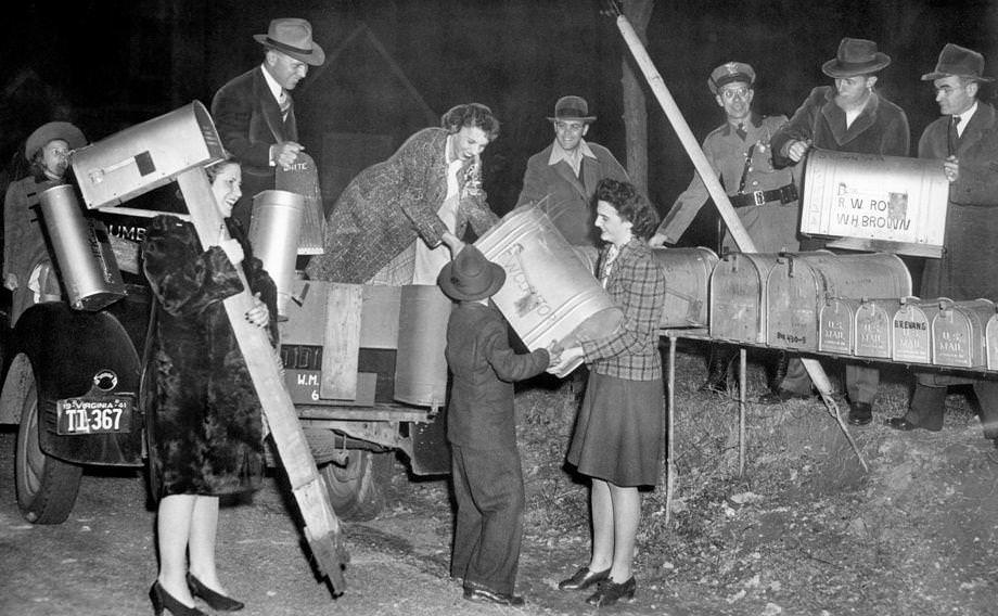 Residents of the Lakeside area took down their Rural Free Delivery mailboxes, which had given way to new, smaller metal boxes on porches, 1942.