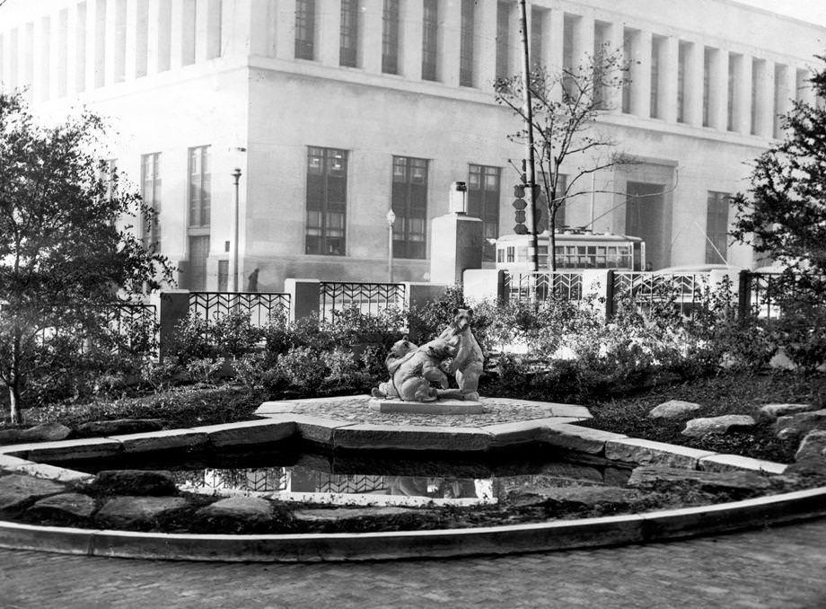 The newly installed “Three Bears” statue in front of the Medical College of Virginia Hospital at the corner of 12th and Broad streets in Richmond, 1941.