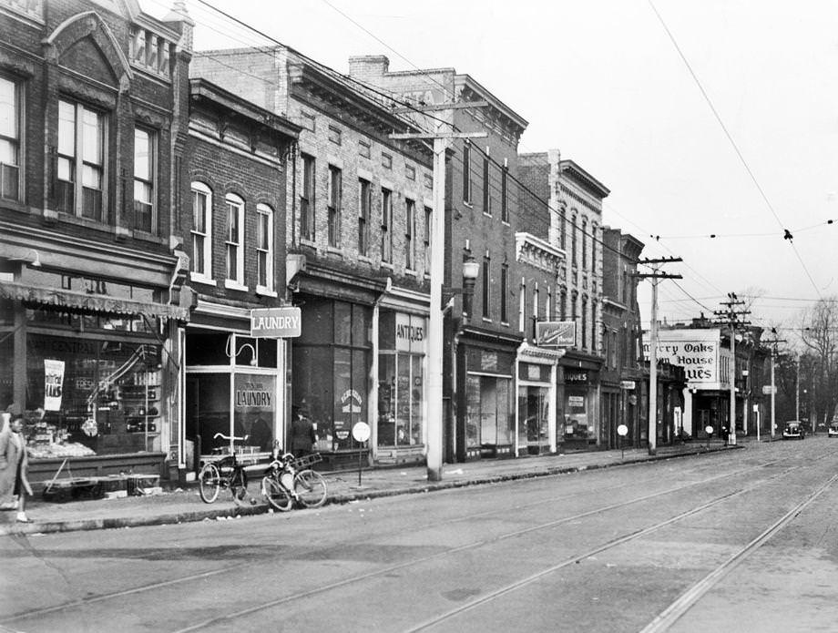 East Main Street in downtown Richmond between First and Second streets reflected a parking ban that aimed to speed streetcar service, 1942.