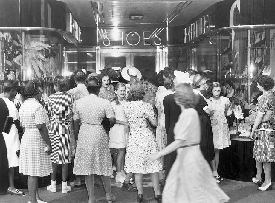 Shoppers waited outside a Hofheimer’s shoe store on East Broad Street in downtown Richmond, eager to use their No. 17 ration coupon before it expired, 1943.