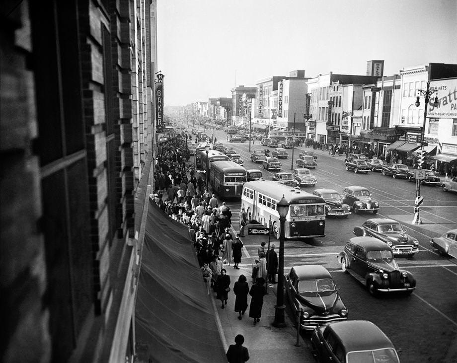 East Broad Street at Fifth Street in downtown Richmond shows crowds of holiday shoppers visiting such stores as Baker's, Peoples Drug, Swatty's Pants, Haverty's Furniture and Raylass Department Store, 1950.