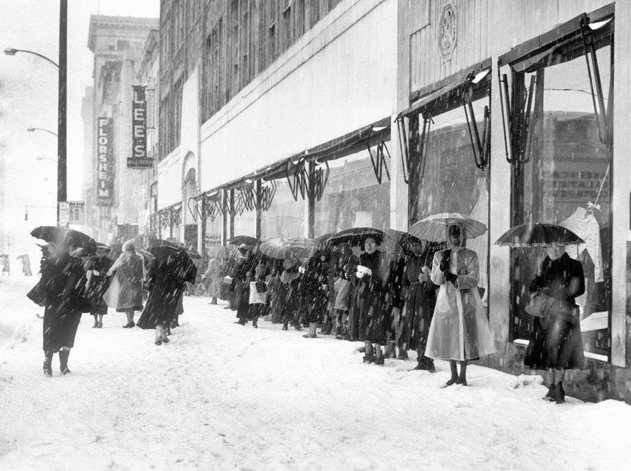 Shoppers waited for buses in the snow on Broad Street in downtown Richmond, 1954.