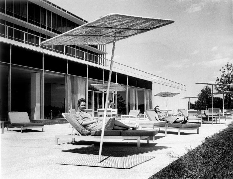 Reynolds Metals Co. employees Ethel Blue (left) and Bonnie Foy enjoyed some sun at the company’s new office space in Henrico County, 1958.