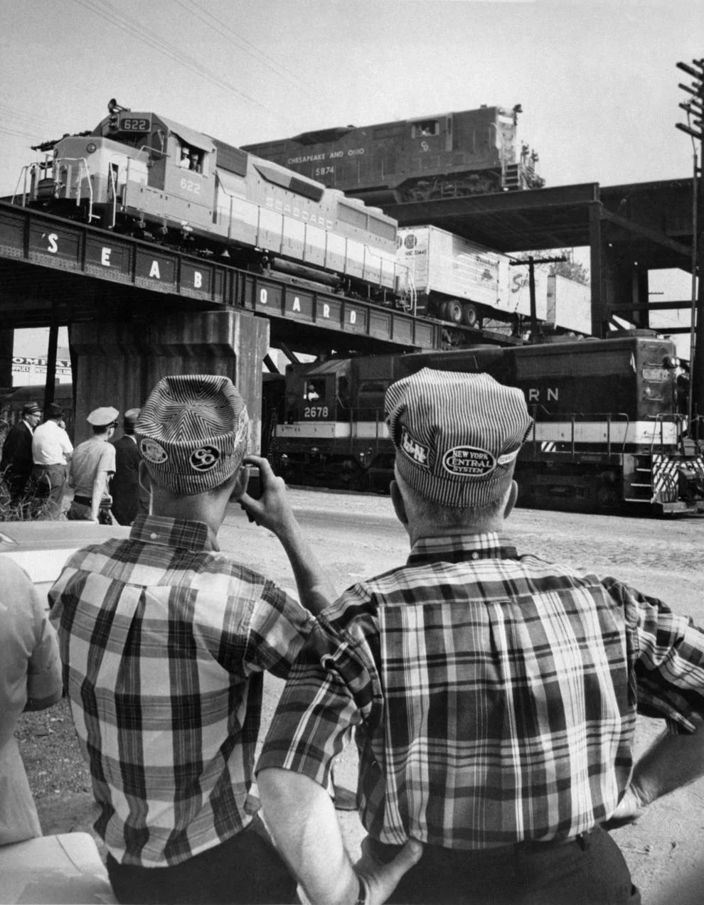 Just before 2 p.m., a rare triple railroad crossing was organized in Richmond, 1958.