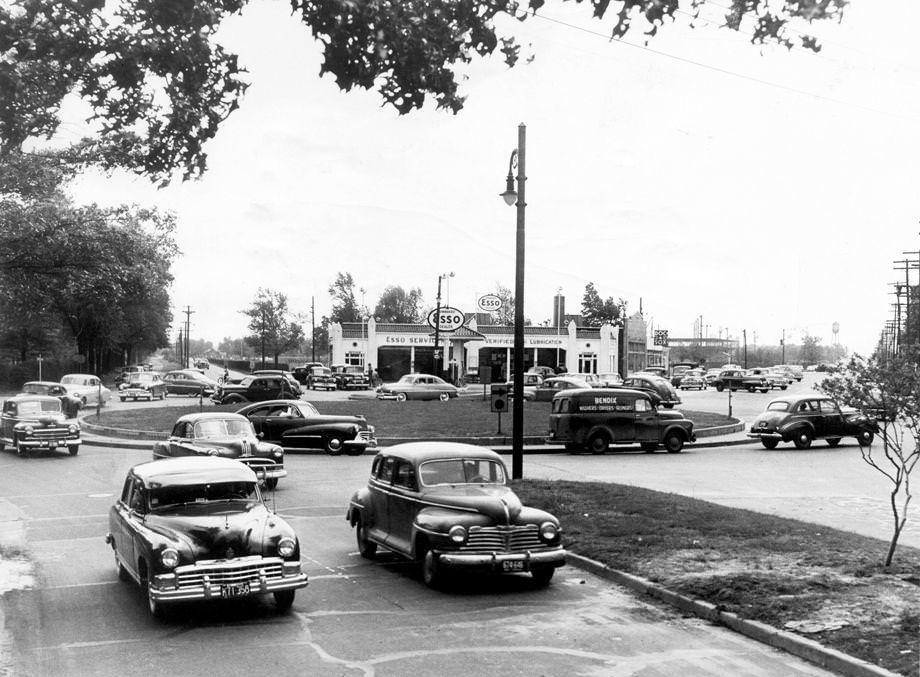 The former Westwood Circle in Richmond, a traffic circle at the intersection of North Boulevard, Hermitage Road and Westwood Avenue, 1950.