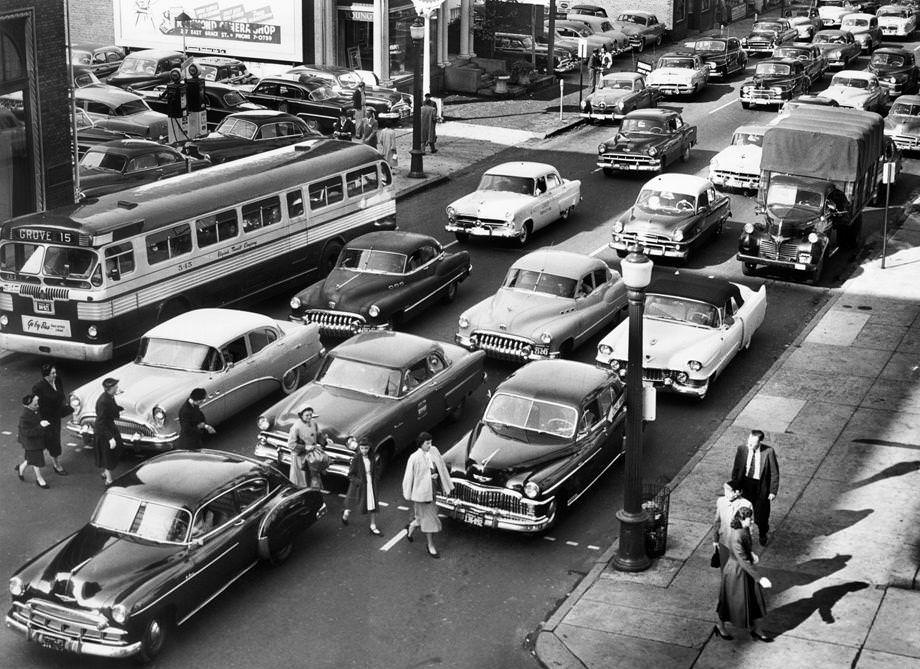 Traffic stacked up at Fifth and Franklin streets in downtown Richmond on a busy shopping day, 1954.