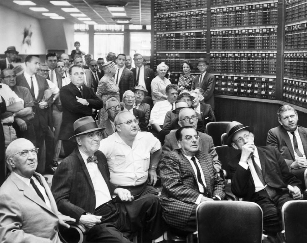 Richmond brokerage offices were crowded as investors watched the stock market’s performance, which featured a huge plunge and a sharp recovery earlier in the week, 1962