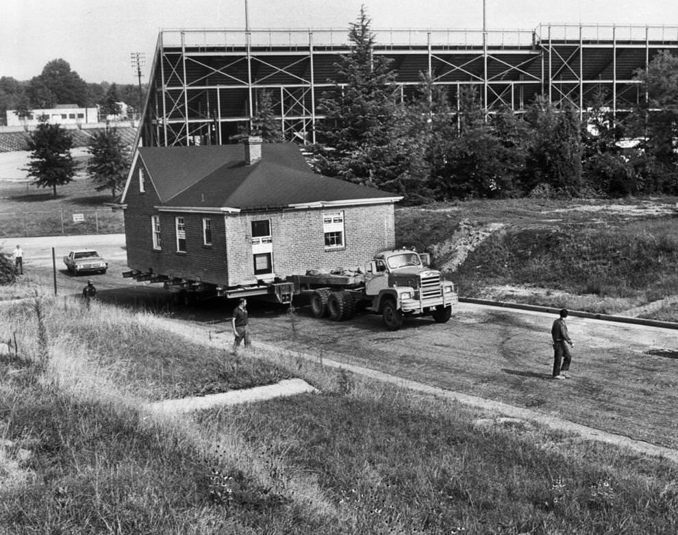 Workers moved a house along Grant Street in Richmond to a new site near Colorado Avenue, 1968.