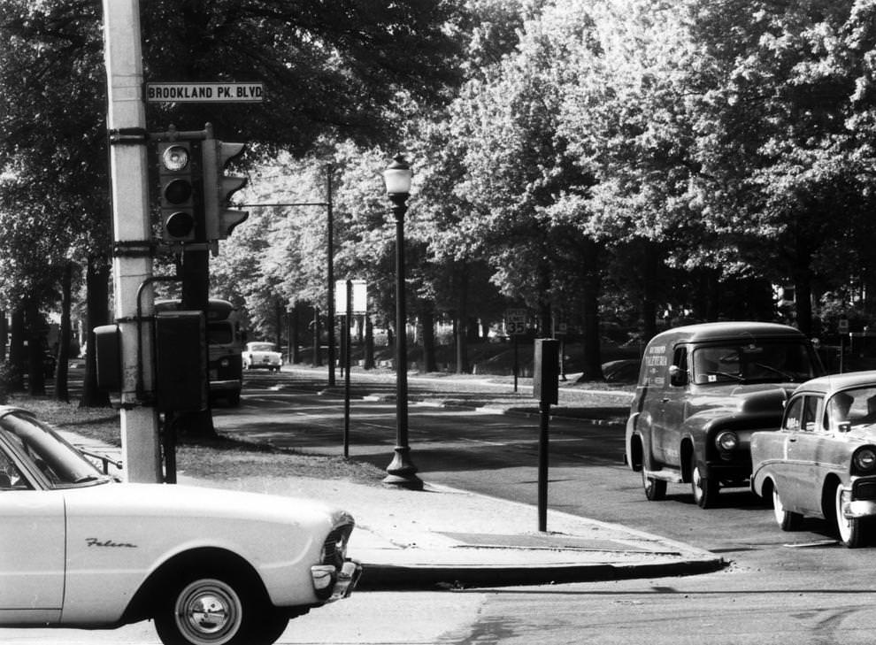 The intersection of Chamberlayne Avenue and Brookland Park Boulevard in North Richmond, 1960.