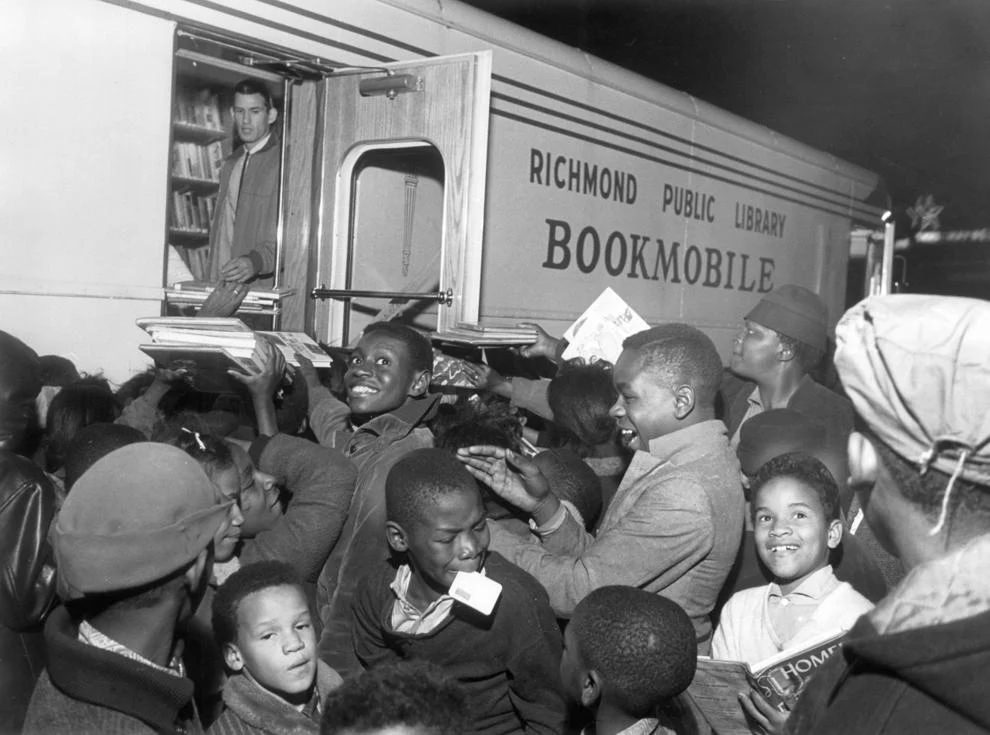 Children crowded the bookmobile when it stopped at 25th and Q streets in Richmond’s East End, 1962.
