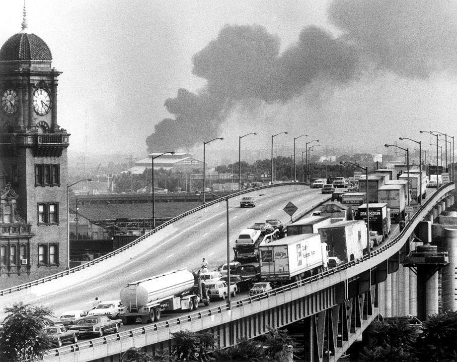 Southbound traffic on Interstate 95 backed up past Main Street Station as smoke billowed from a fire at Little Oil Co. in South Richmond, 1975.