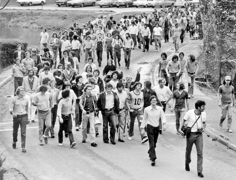 Several hundred University of Richmond students protested the school’s dorm visitation policy, which forbade visitors of the opposite sex in student rooms on weeknights, 1974.
