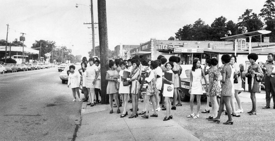 Richmond students waited for the buses at the corner of Westover Hills Boulevard and Forest Hill Avenue on South Side as the school year got under way, 1970.