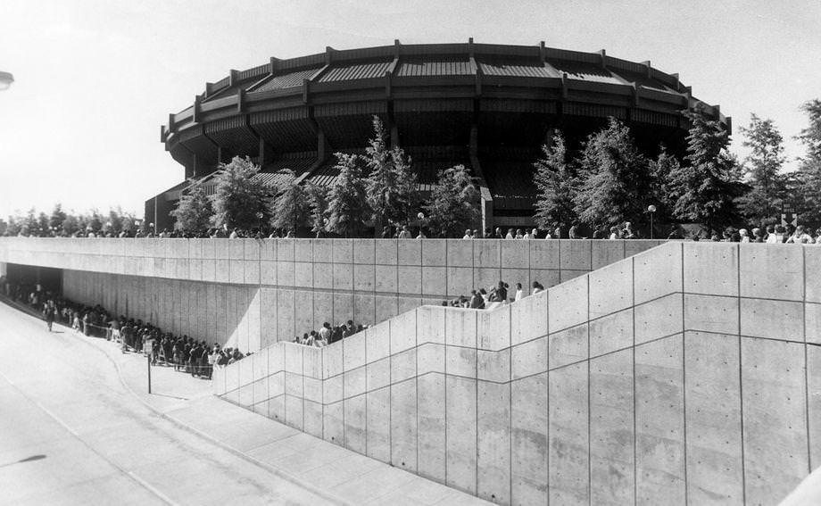 A line wrapped around and beyond the Richmond Coliseum as tickets went on sale for an Elvis Presley concert – about 3,000 people were waiting when ticket windows opened at 10 a.m. His sold-out show in June was his final appearance in Richmond; he died in August 1977.