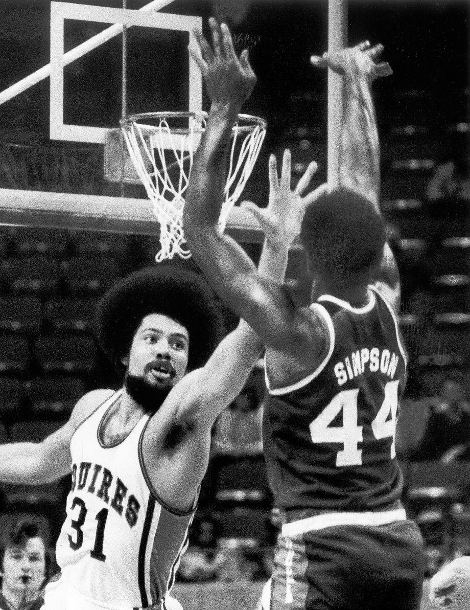Mike Jackson of the Virginia Squires challenged Denver’s Ralph Simpson during an American Basketball Association game at the Richmond Coliseum, 1975.
