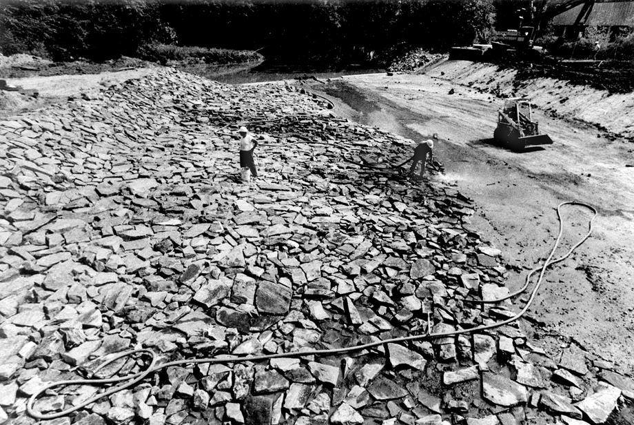 City workers installed a granite channel for Reedy Creek near Forest Hill Park in Richmond, 1975.