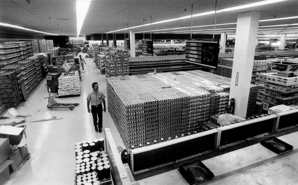 Farm Fresh Inc. prepared to open a grocery store on Brook Road in Henrico County, 1985