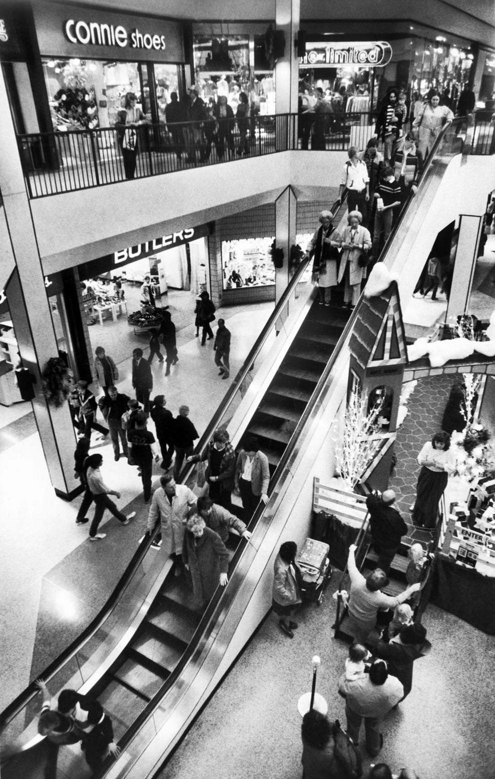 A crowd filled Regency Square mall for the first day of Sunday store openings in Henrico County, 1982.