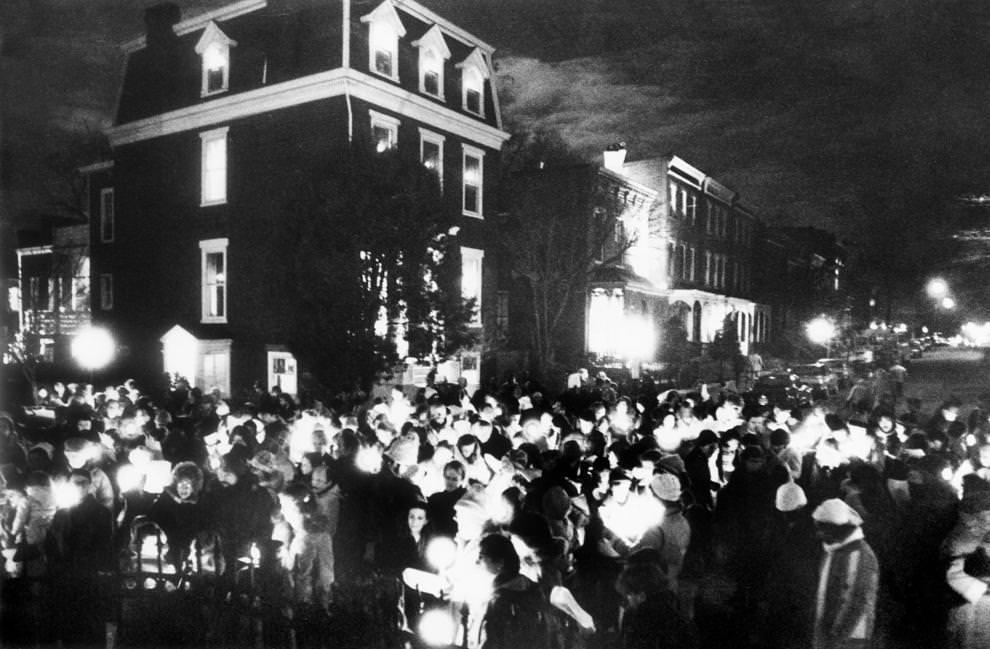 A candlelight walk on Church Hill in Richmond was a highlight of the neighborhood’s annual weekend Christmas Festival, 1988.