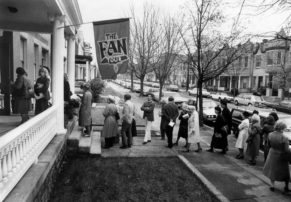 Visitors lined up to tour the house at 2005 W. Grace St. in Richmond’s Fan District, 1984.