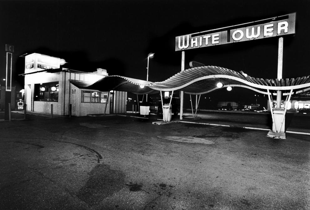 The White Tower restaurant at Brook Road and Azalea Avenue in Richmond shortly before it closed, 1987.