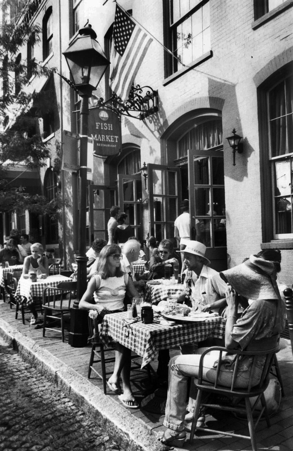 Patrons dined at the Fish Market restaurant in Shockoe Slip in Richmond, 1982.