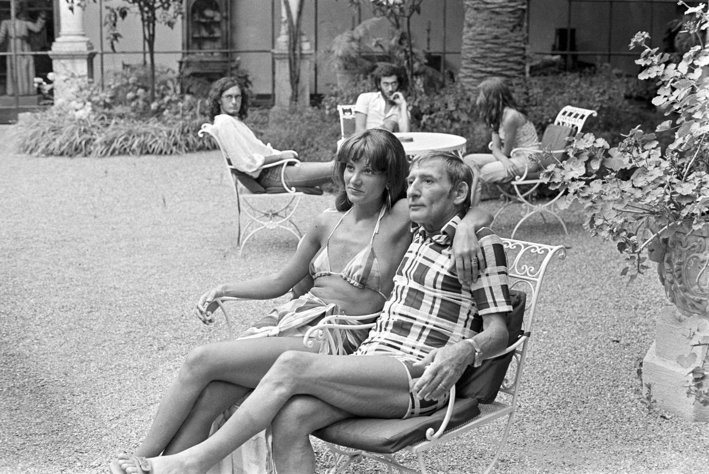 Renato Rascel and Giuditta Saltarini relaxing in the garden of a hotel in Taormina, 1974.