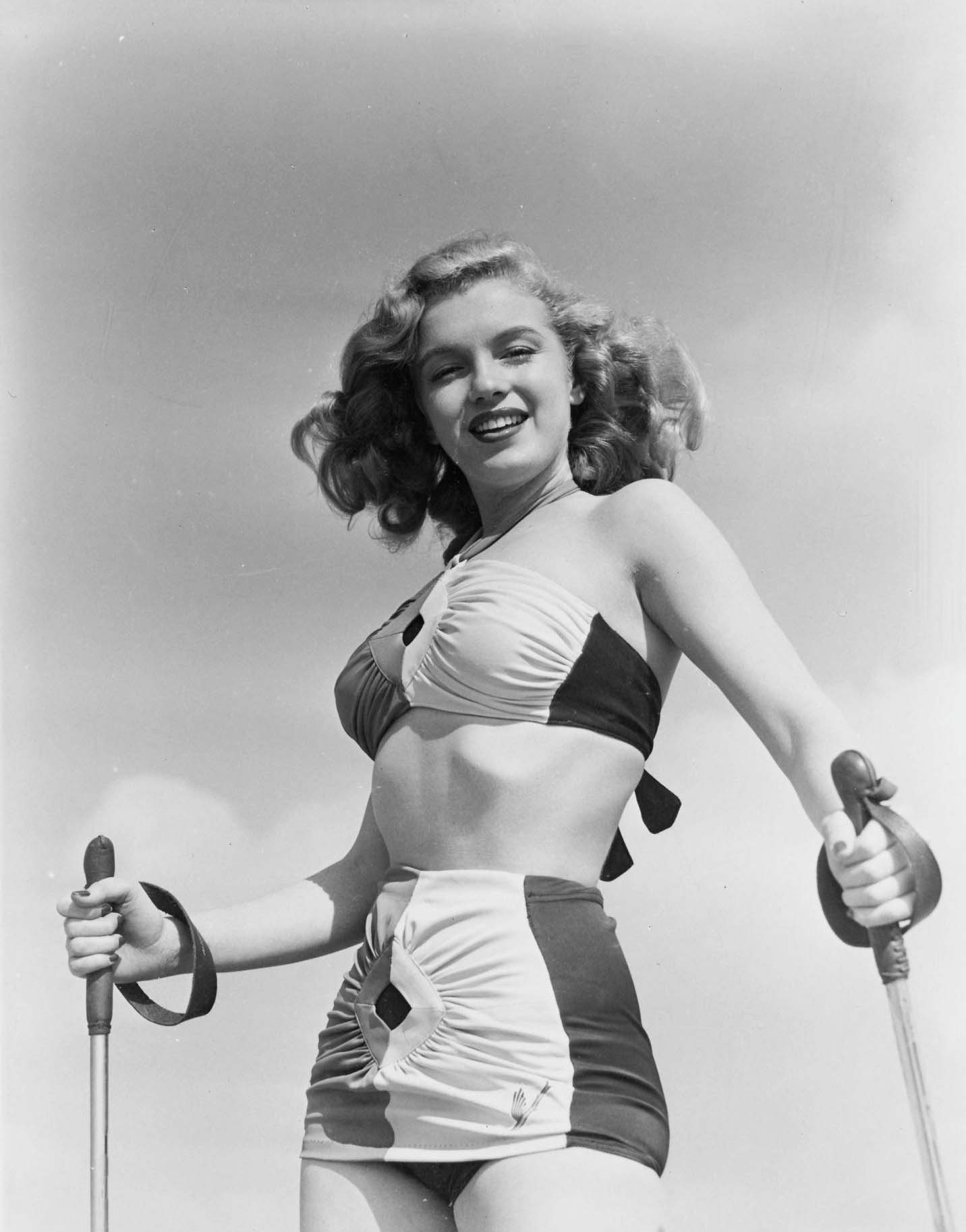Marilyn Monroe sand skiing, 1943.