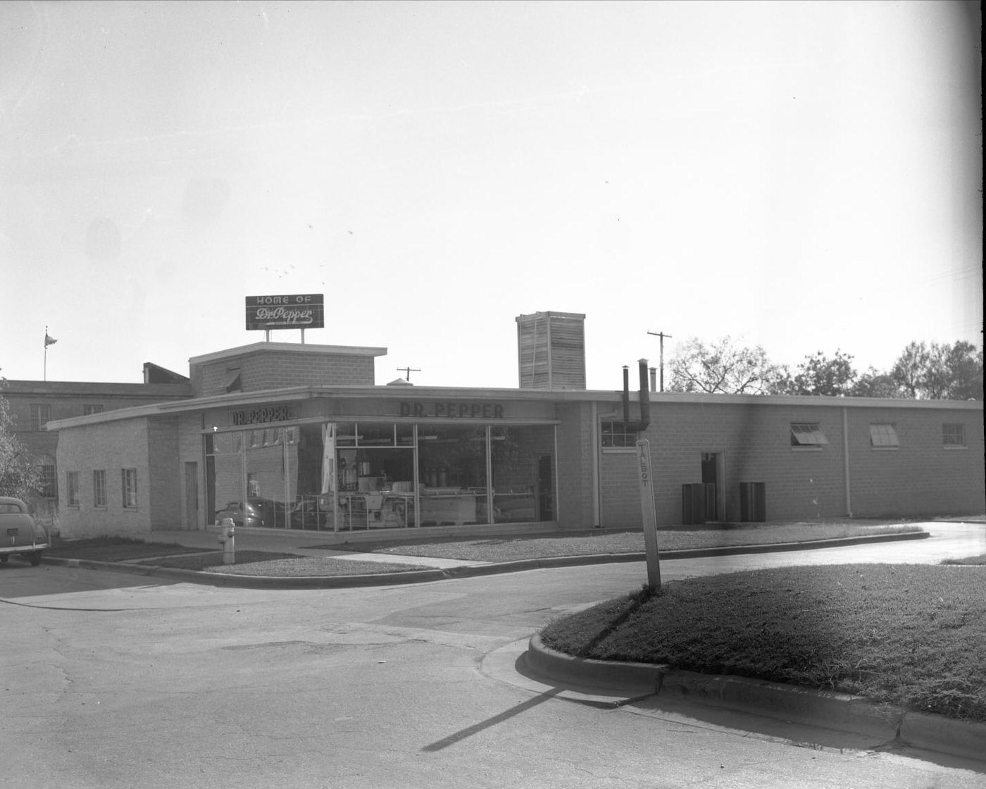 Exterior of Dr. Pepper Bottling Company, 1950