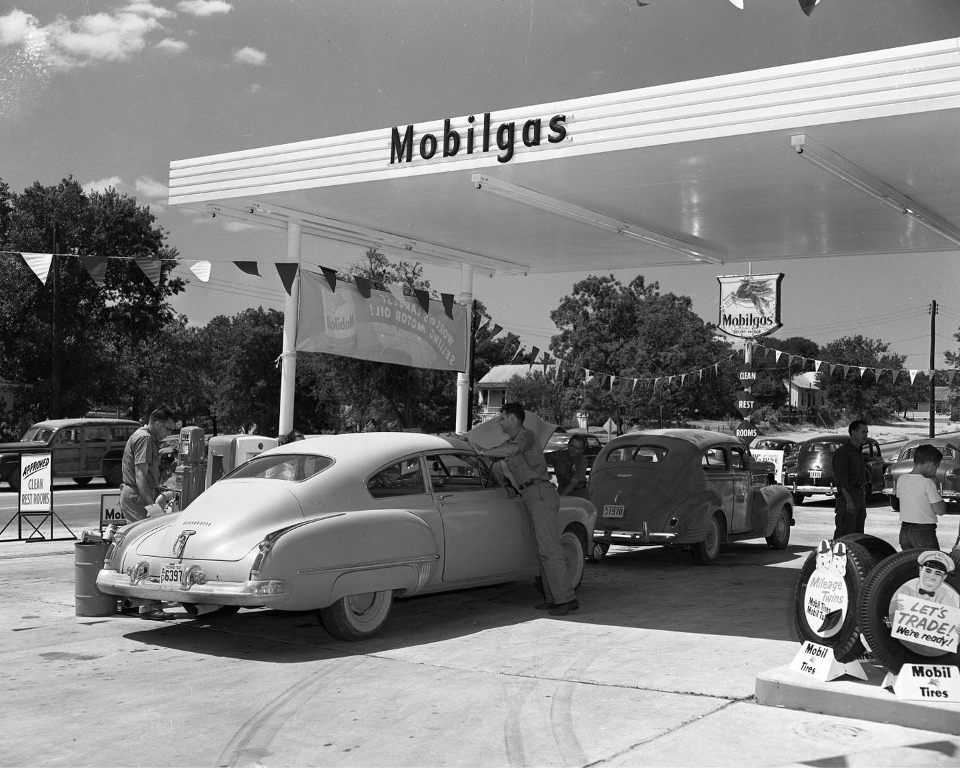 Mobil Gas Station on Lamar Blvd, 1953