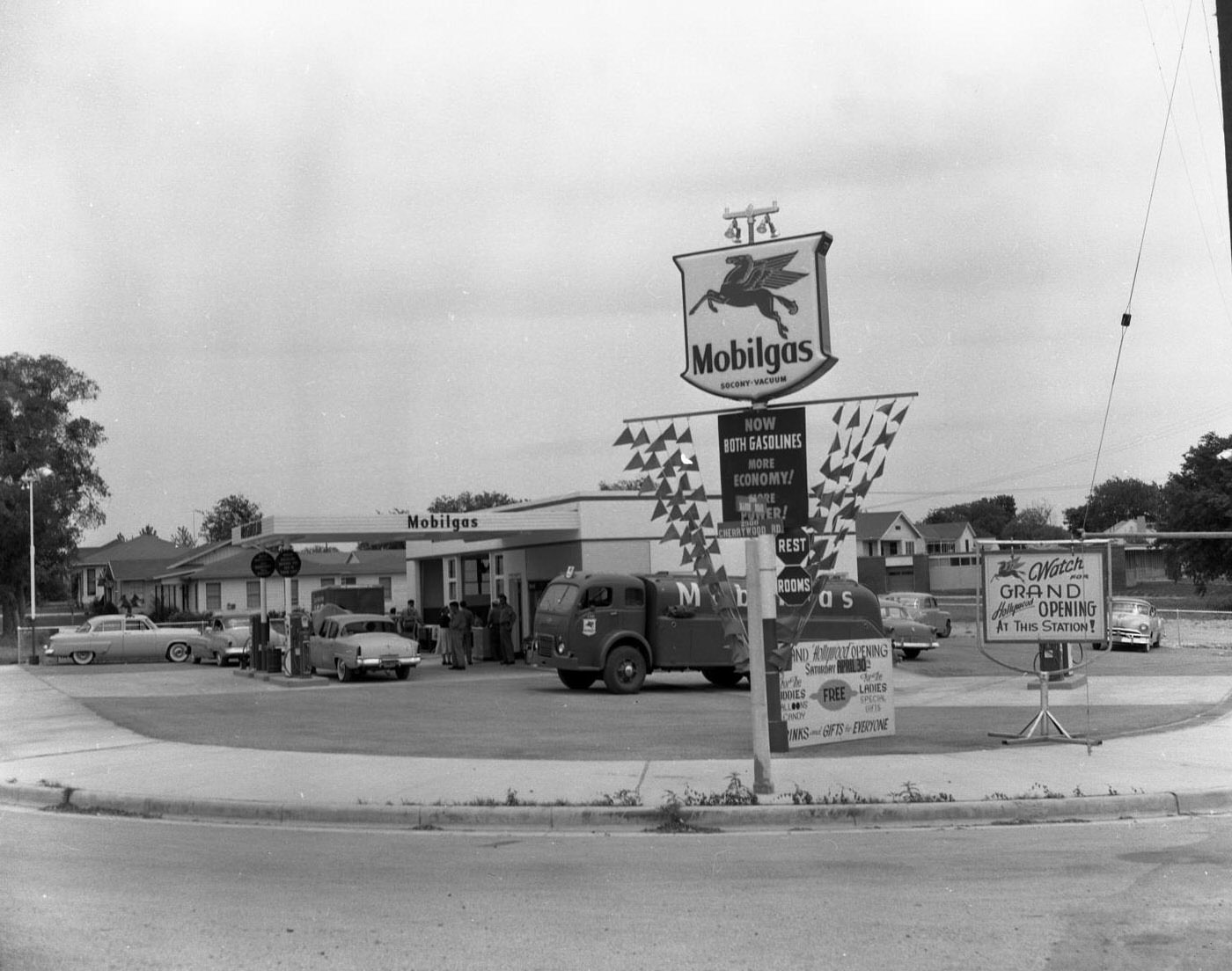 New Magnolia Mobilgas Service Station at 2901 Cherrywood Rd, 1955.