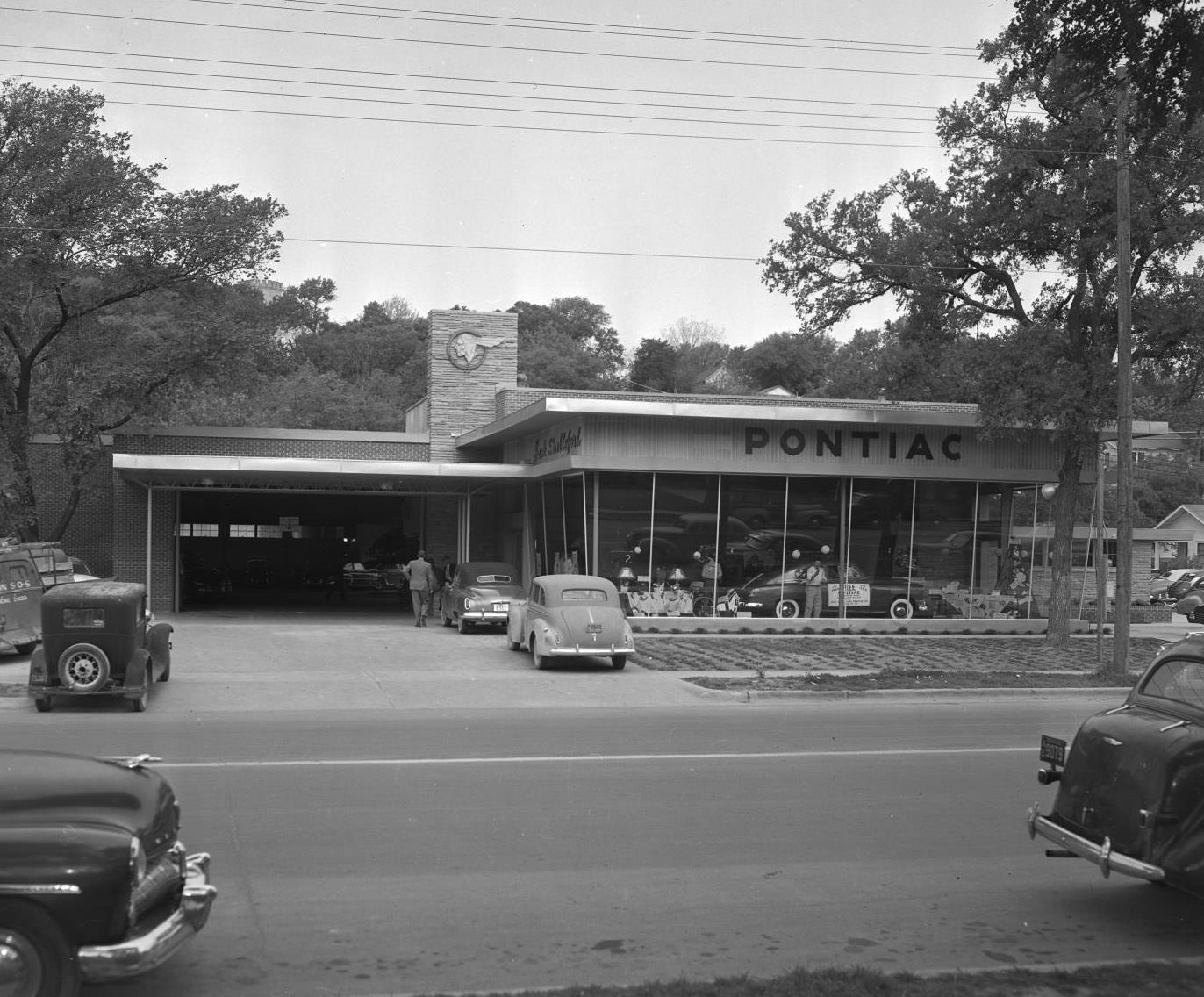 Jack Stableford Pontiac Dealership at 1020 Lamar Blvd, 1950.