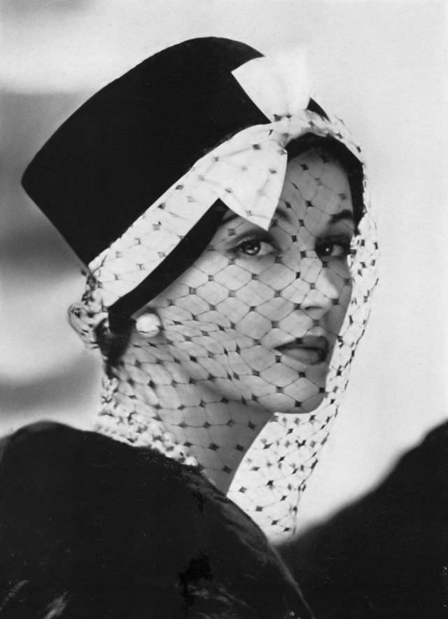 Betsy Pickering in a black velvet chéchia with mascara veiling by Svend, 1956