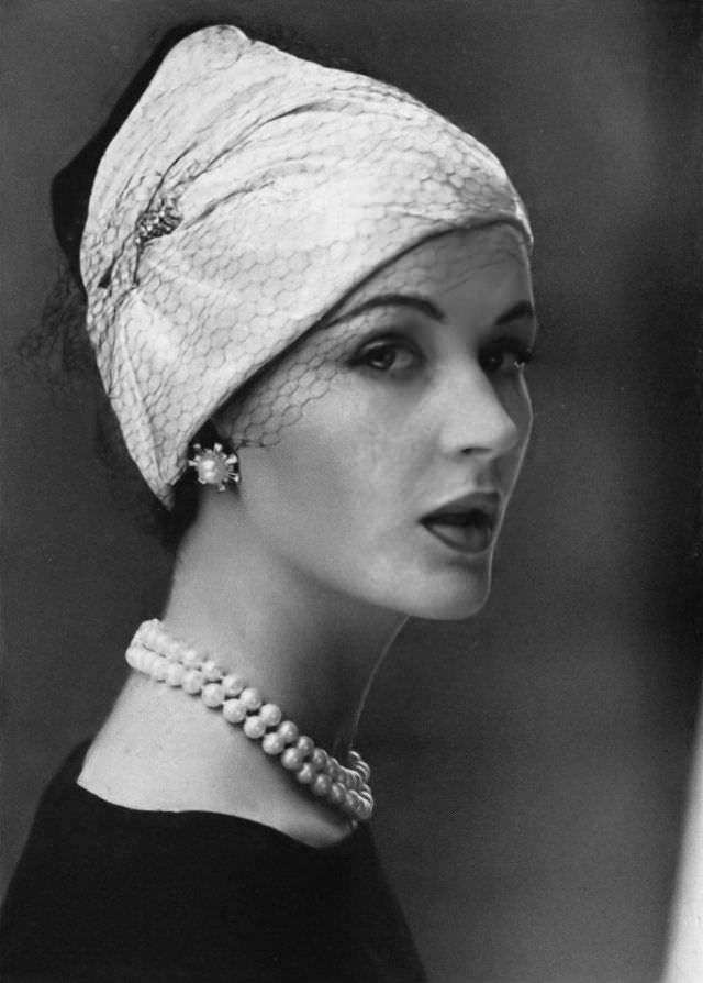 Betsy Pickering in a dinner hat by Svend, 1956