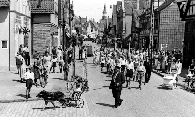 Everyday Life in Germany During World War II through Fascinating Vintage Photos