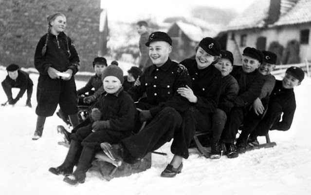 Everyday Life in Germany During World War II through Fascinating Vintage Photos