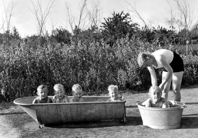 Rub-a-dub-dub, five 'kinder' in a tub in Germany during WWII