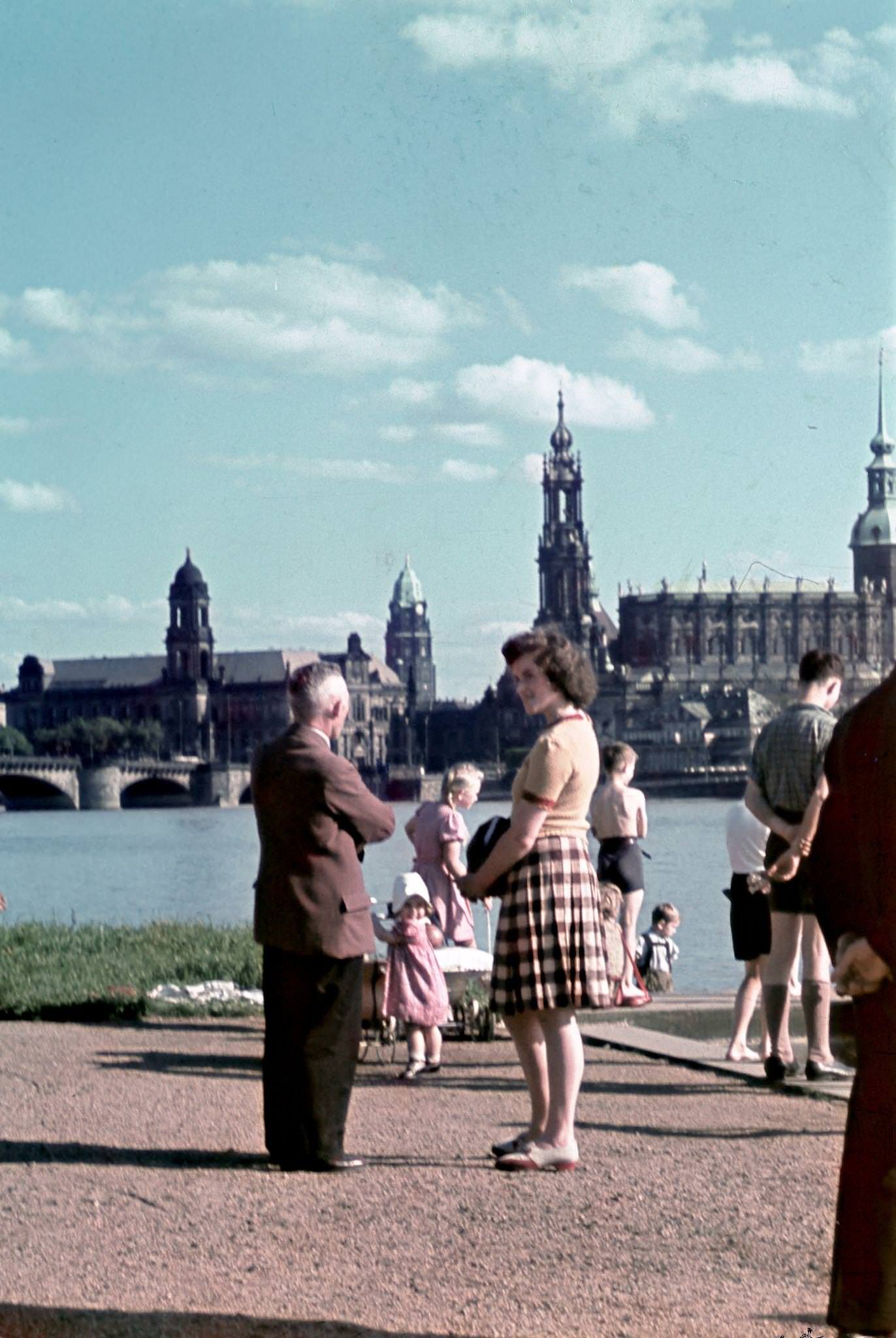 Germany, Berlin, population: Bathing, leisure time at Grunewaldsee in Berlin during the summer of 1940.