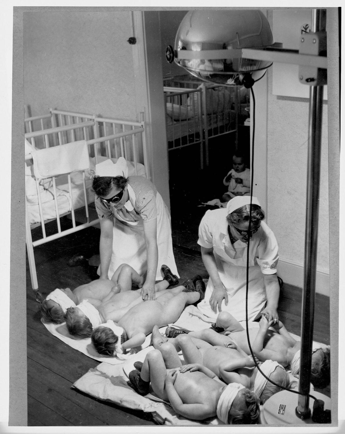 Berlin during WWII: Packages being prepared for soldiers, 1940.