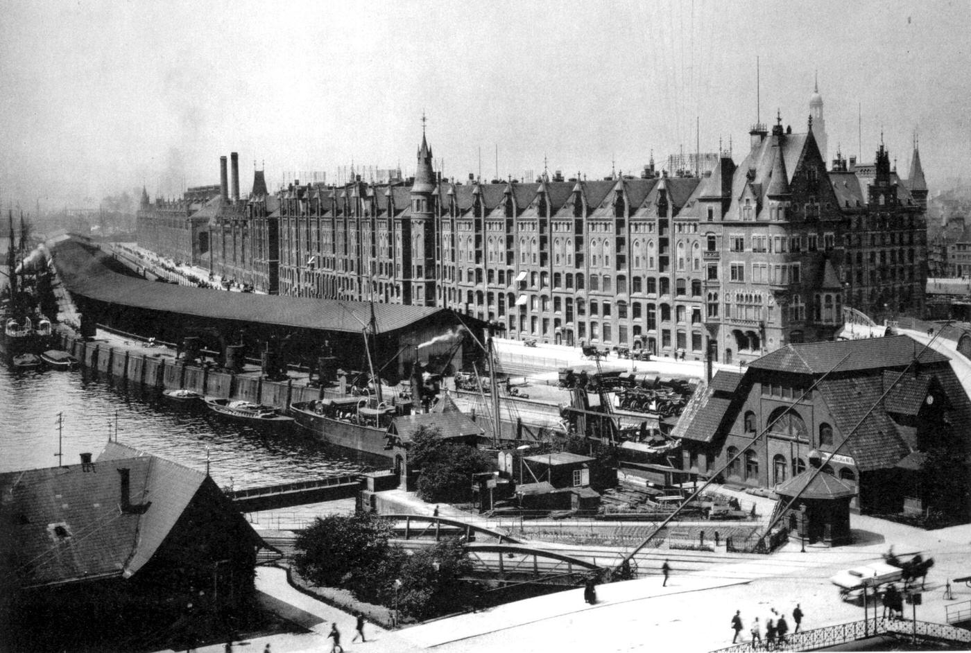 Blick auf den Sandtorkai, Hamburg, oldest harbor, behind 1888 Speicherstadt.