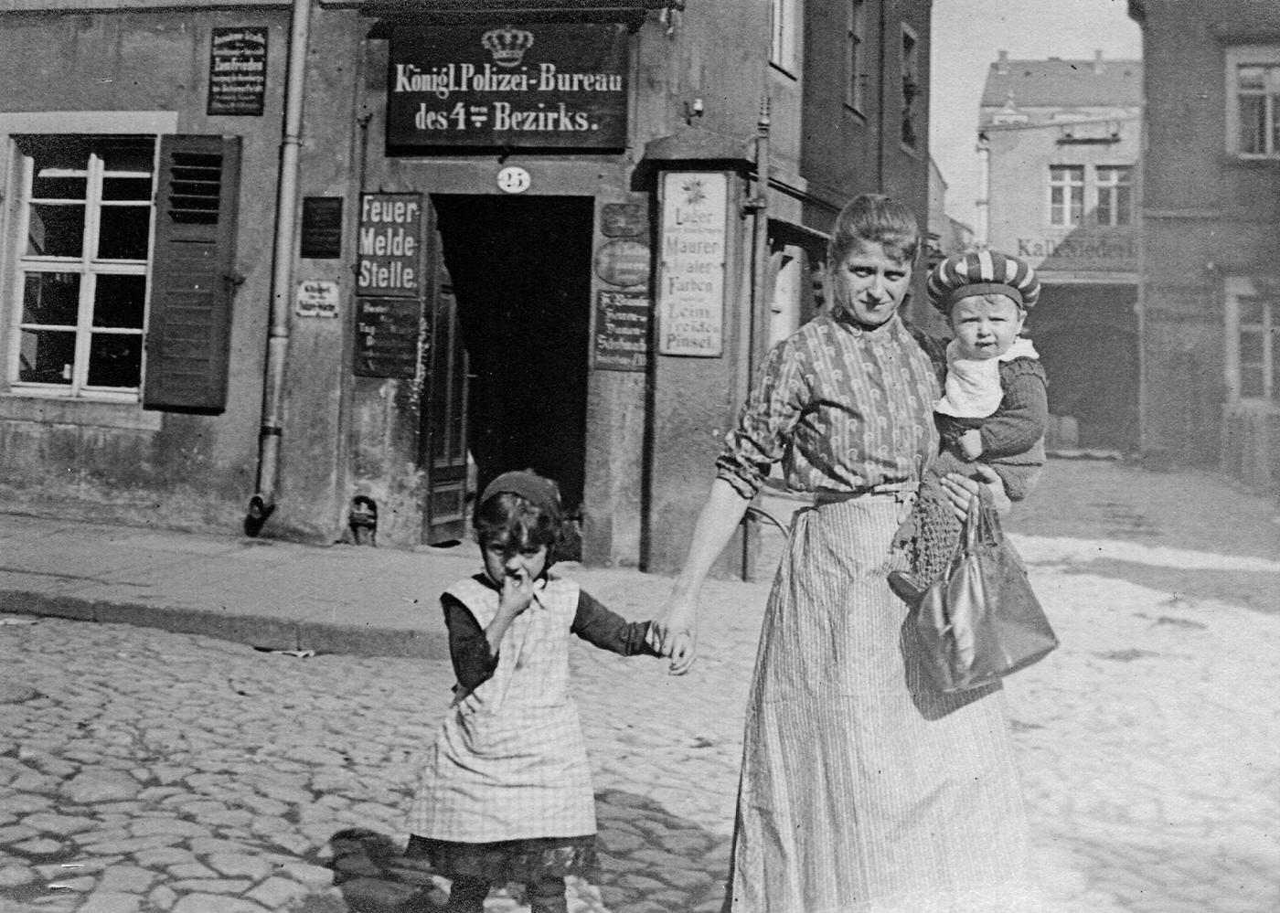 Dresden, Mother with Children, Vor dem Königl. Polizei-Bureau, 1892