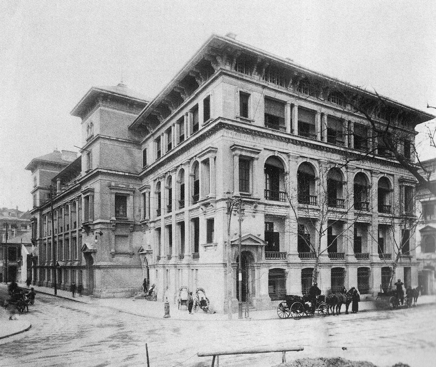 German Asiatic Bank, Shanghai, horse-drawn carriages and rickshaws, 1895.