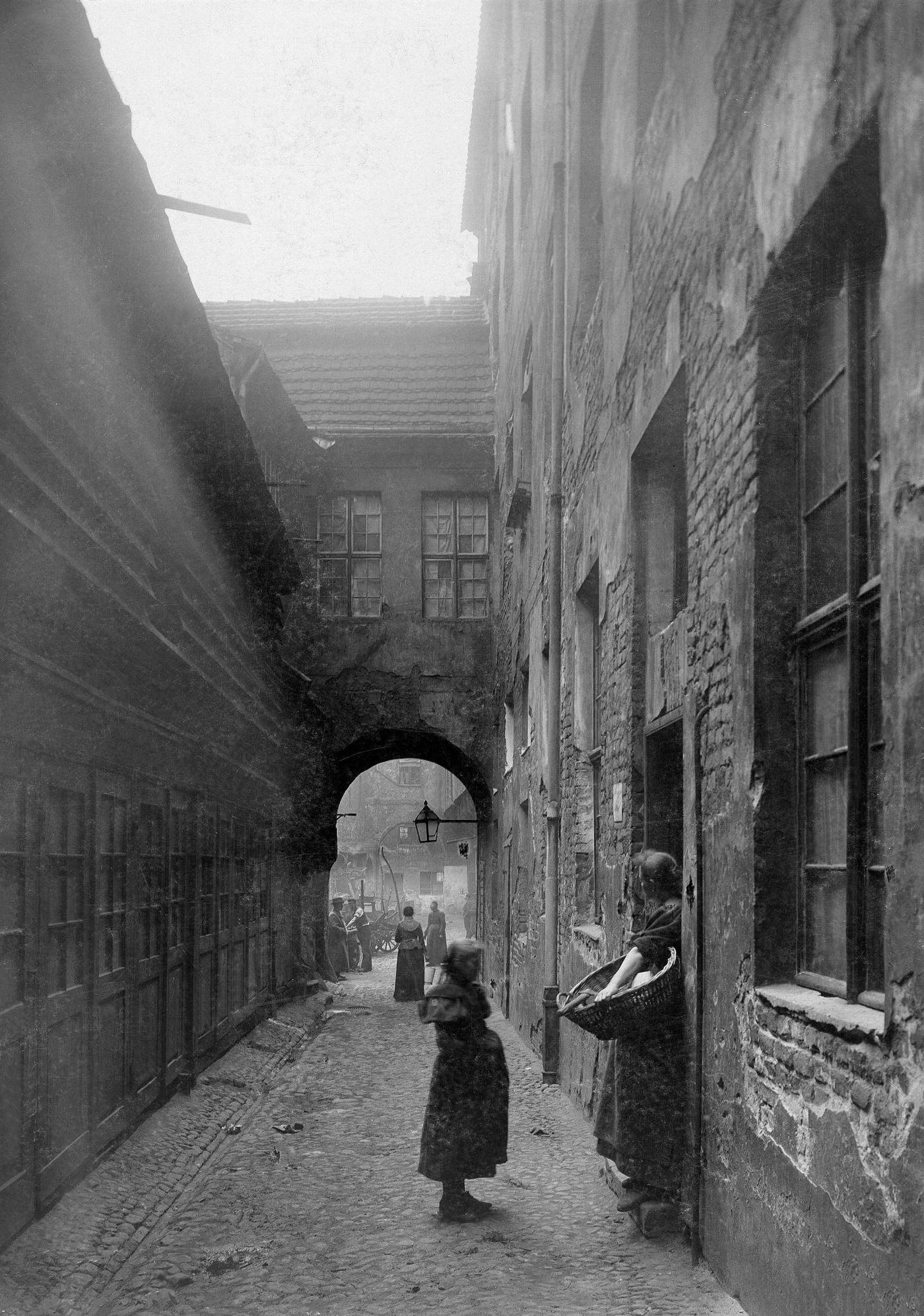 Women at a courtyard in Berlin-Mitte, Germany, 1897
