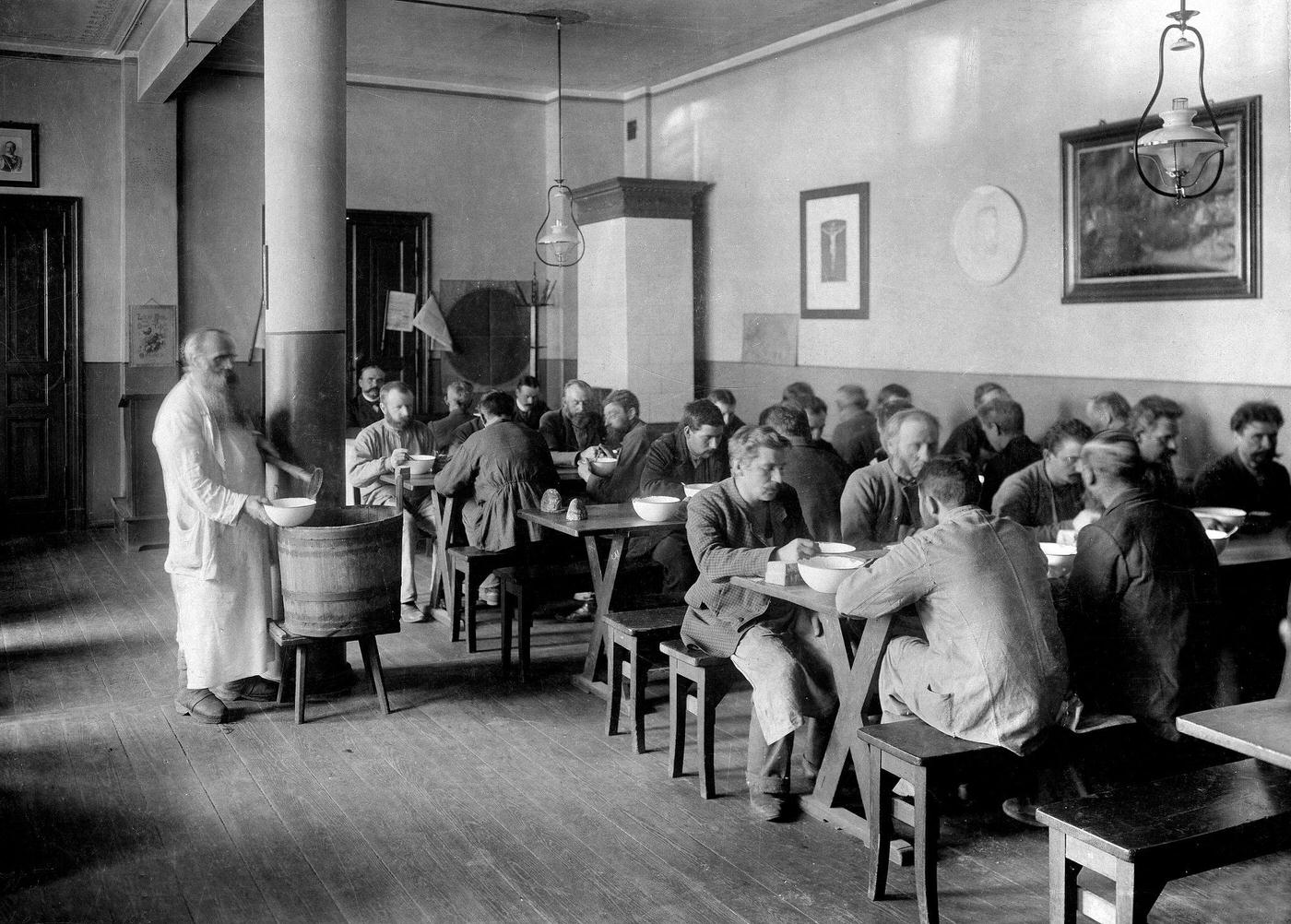 Dining room of the 'Berliner Arbeiterkolonie', men dining, Germany, 1897