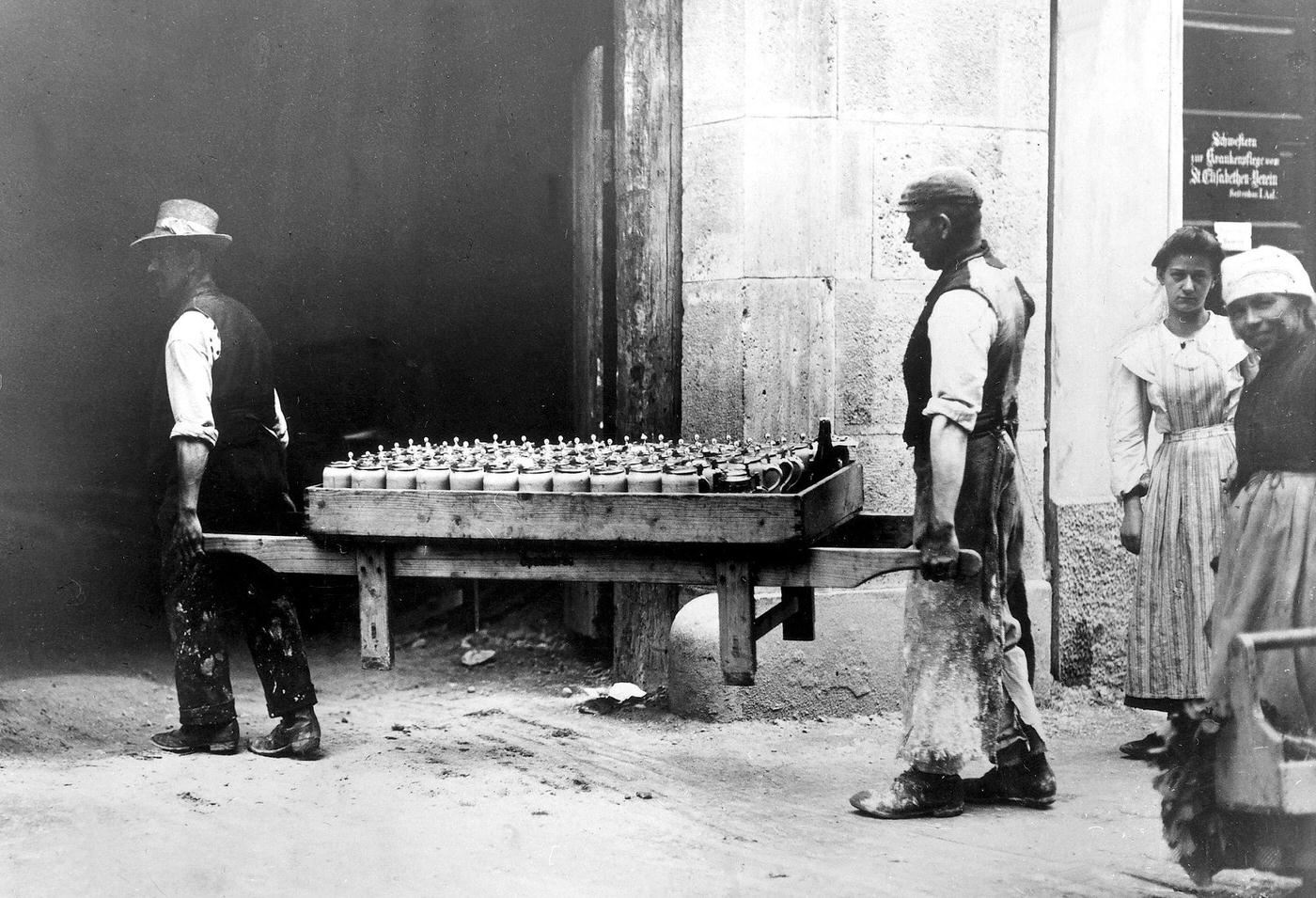 Bricklayers carrying beer, Munich, Germany, around 1900.